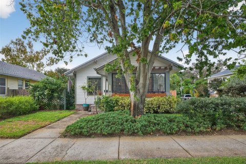 House in Saint Petersburg, Florida 2 bedrooms, 120.12 sq.m. № 1907592 - photo 2