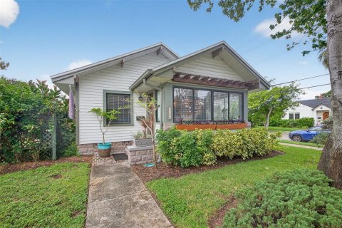 House in Saint Petersburg, Florida 2 bedrooms, 120.12 sq.m. № 1907592 - photo 1