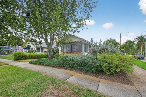 House in Saint Petersburg, Florida 2 bedrooms, 120.12 sq.m. № 1907592 - photo 4