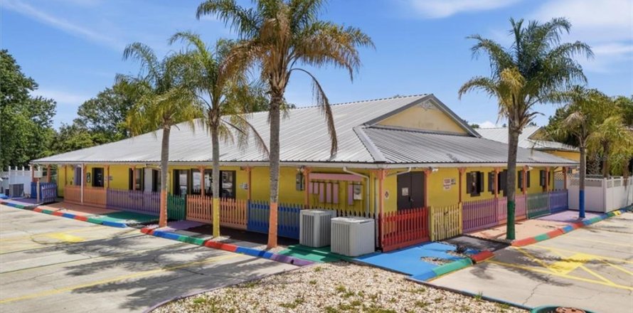 Commercial property in Titusville, Florida 876.63 sq.m. № 2228239
