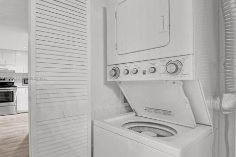 Condominio en alquiler en Coral Gables, Florida, 2 dormitorios, 95.69 m2 № 2002301 - foto 10