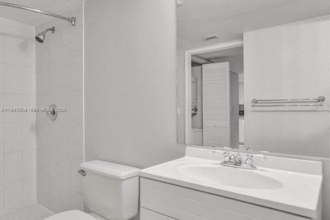 Condominio en alquiler en Coral Gables, Florida, 2 dormitorios, 95.69 m2 № 2002301 - foto 11