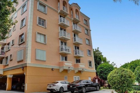 Condominio en alquiler en Coral Gables, Florida, 2 dormitorios, 95.69 m2 № 2002301 - foto 16