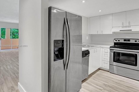 Condominio en alquiler en Coral Gables, Florida, 2 dormitorios, 95.69 m2 № 2002301 - foto 7