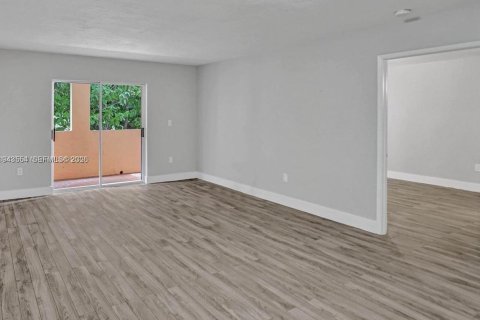 Condominio en alquiler en Coral Gables, Florida, 2 dormitorios, 95.69 m2 № 2002301 - foto 5