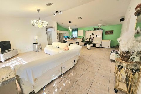 House in Lehigh Acres, Florida 3 bedrooms, 130.9 sq.m. № 1835451 - photo 29