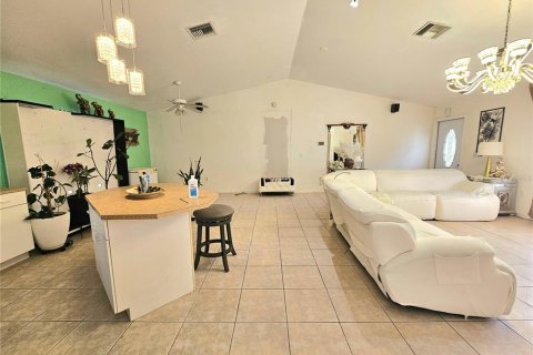House in Lehigh Acres, Florida 3 bedrooms, 130.9 sq.m. № 1835451 - photo 15