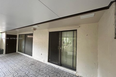 Villa ou maison à vendre à Pembroke Pines, Floride: 2 chambres, 98.48 m2 № 2022236 - photo 30