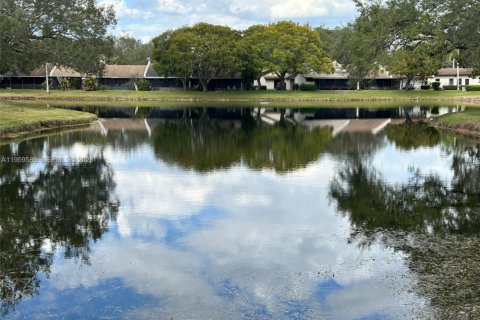 Villa ou maison à vendre à Pembroke Pines, Floride: 2 chambres, 98.48 m2 № 2022236 - photo 2