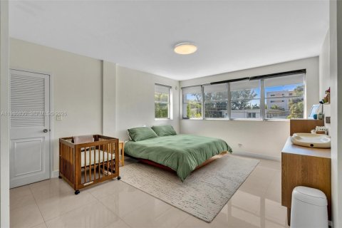 Condominio en venta en Bay Harbor Islands, Florida, 1 dormitorio, 111.48 m2 № 2063891 - foto 2