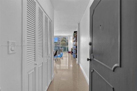 Condominio en venta en Bay Harbor Islands, Florida, 1 dormitorio, 111.48 m2 № 2063891 - foto 13