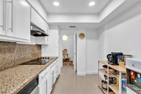 Condominio en venta en Bay Harbor Islands, Florida, 1 dormitorio, 111.48 m2 № 2063891 - foto 29