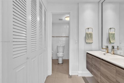 Condominio en venta en Bay Harbor Islands, Florida, 1 dormitorio, 111.48 m2 № 2063891 - foto 6