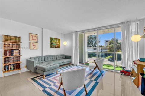 Condominio en venta en Bay Harbor Islands, Florida, 1 dormitorio, 111.48 m2 № 2063891 - foto 18