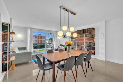 Condominio en venta en Bay Harbor Islands, Florida, 1 dormitorio, 111.48 m2 № 2063891 - foto 17