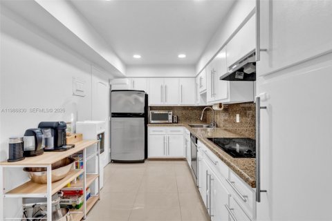 Condominio en venta en Bay Harbor Islands, Florida, 1 dormitorio, 111.48 m2 № 2063891 - foto 27