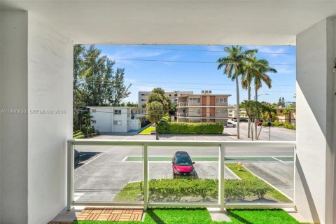 Condominio en venta en Bay Harbor Islands, Florida, 1 dormitorio, 111.48 m2 № 2063891 - foto 22