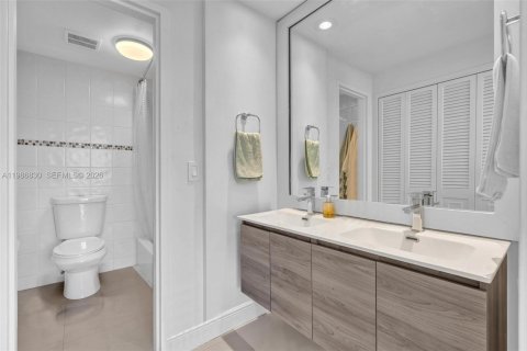 Condominio en venta en Bay Harbor Islands, Florida, 1 dormitorio, 111.48 m2 № 2063891 - foto 7