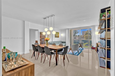 Condominio en venta en Bay Harbor Islands, Florida, 1 dormitorio, 111.48 m2 № 2063891 - foto 14