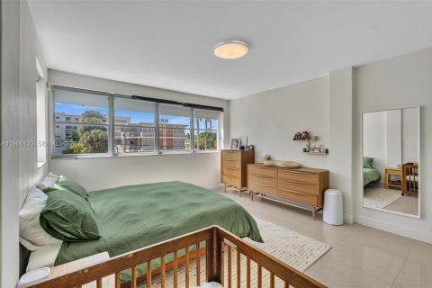 Condominio en venta en Bay Harbor Islands, Florida, 1 dormitorio, 111.48 m2 № 2063891 - foto 5