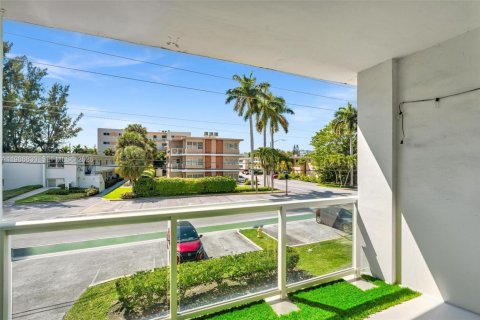 Condominio en venta en Bay Harbor Islands, Florida, 1 dormitorio, 111.48 m2 № 2063891 - foto 23