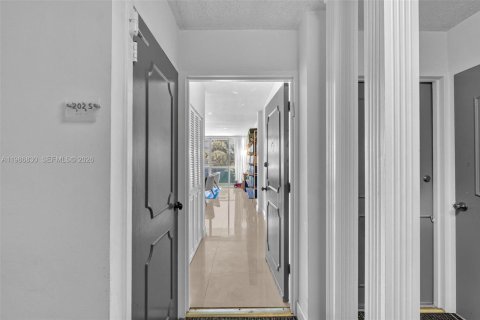 Condominio en venta en Bay Harbor Islands, Florida, 1 dormitorio, 111.48 m2 № 2063891 - foto 11