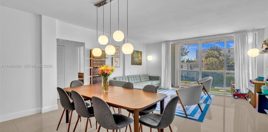 Condominio en Bay Harbor Islands, Florida, 1 dormitorio  № 2063891