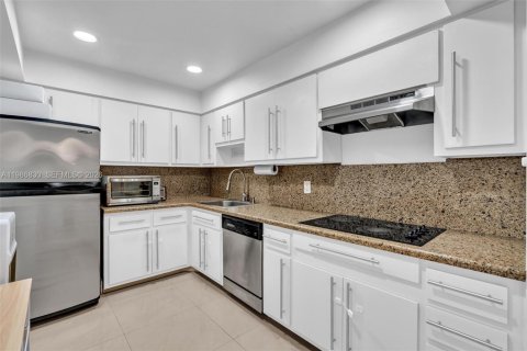 Condominio en venta en Bay Harbor Islands, Florida, 1 dormitorio, 111.48 m2 № 2063891 - foto 28