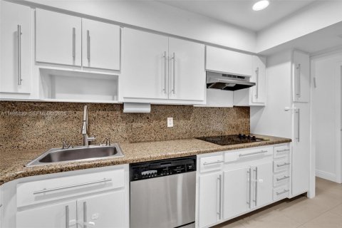 Condominio en venta en Bay Harbor Islands, Florida, 1 dormitorio, 111.48 m2 № 2063891 - foto 30