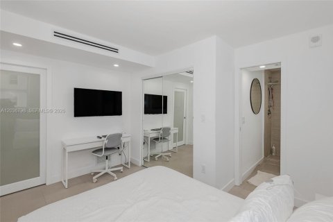 Condo in Miami Beach, Florida, 1 bedroom № 2087606 - photo 22