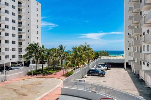Condo in Miami Beach, Florida, 1 bedroom № 2087606 - photo 26