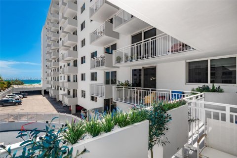 Condo in Miami Beach, Florida, 1 bedroom № 2087606 - photo 24