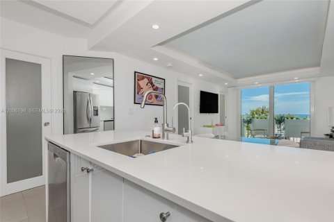 Condo in Miami Beach, Florida, 1 bedroom № 2087606 - photo 2