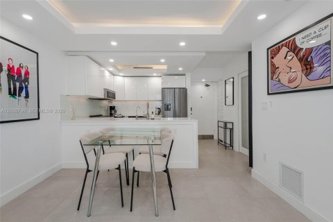 Condo in Miami Beach, Florida, 1 bedroom № 2087606 - photo 11