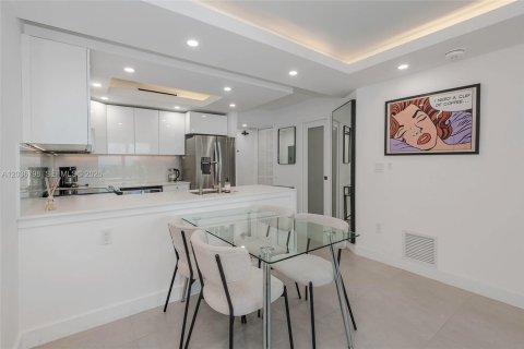 Condo in Miami Beach, Florida, 1 bedroom № 2087606 - photo 12