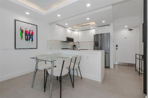 Condo in Miami Beach, Florida, 1 bedroom № 2087606 - photo 10