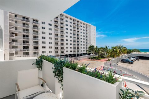 Condo in Miami Beach, Florida, 1 bedroom № 2087606 - photo 25