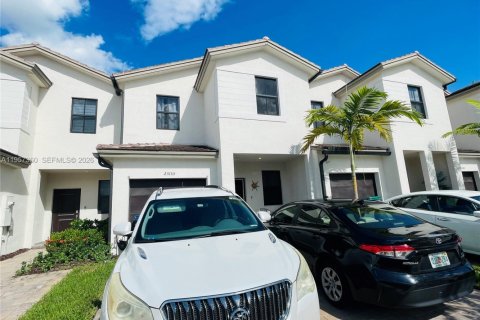 Adosado en venta en Miami, Florida, 3 dormitorios, 157.47 m2 № 2011278 - foto 2