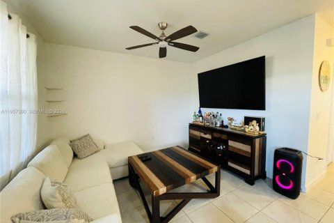 Adosado en venta en Miami, Florida, 3 dormitorios, 157.47 m2 № 2011278 - foto 11