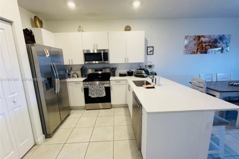 Adosado en venta en Miami, Florida, 3 dormitorios, 157.47 m2 № 2011278 - foto 18