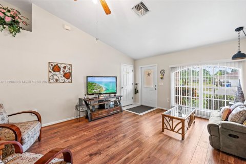 Villa ou maison à vendre à Lehigh Acres, Floride: 3 chambres, 132.2 m2 № 1957651 - photo 9