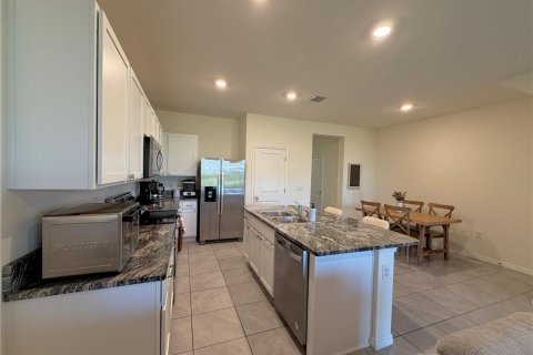 Townhouse in Wesley Chapel, Florida 3 bedrooms, 155.43 sq.m. № 2420365 - photo 5
