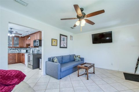 House in Gulfport, Florida 2 bedrooms, 102.38 sq.m. № 2379719 - photo 7