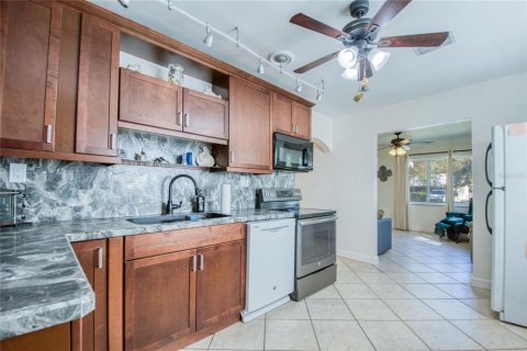 House in Gulfport, Florida 2 bedrooms, 102.38 sq.m. № 2379719 - photo 2