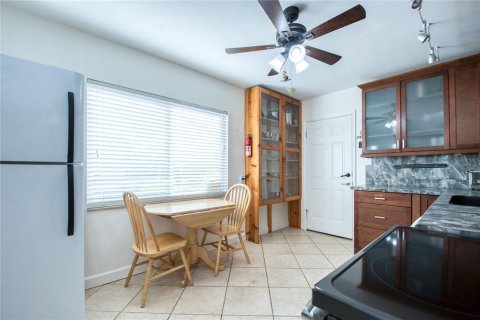 House in Gulfport, Florida 2 bedrooms, 102.38 sq.m. № 2379719 - photo 4