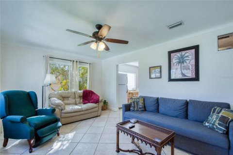 House in Gulfport, Florida 2 bedrooms, 102.38 sq.m. № 2379719 - photo 3