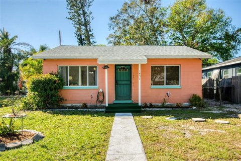House in Gulfport, Florida 2 bedrooms, 102.38 sq.m. № 2379719