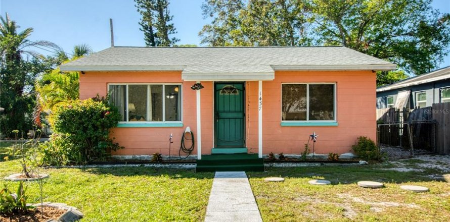 House in Gulfport, Florida 2 bedrooms, 102.38 sq.m. № 2379719