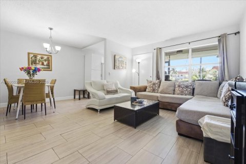 Condominio en venta en Hallandale Beach, Florida, 1 dormitorio, 74.32 m2 № 2057681 - foto 2