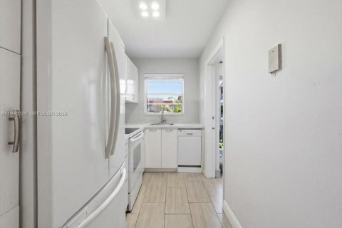 Condominio en venta en Hallandale Beach, Florida, 1 dormitorio, 74.32 m2 № 2057681 - foto 10